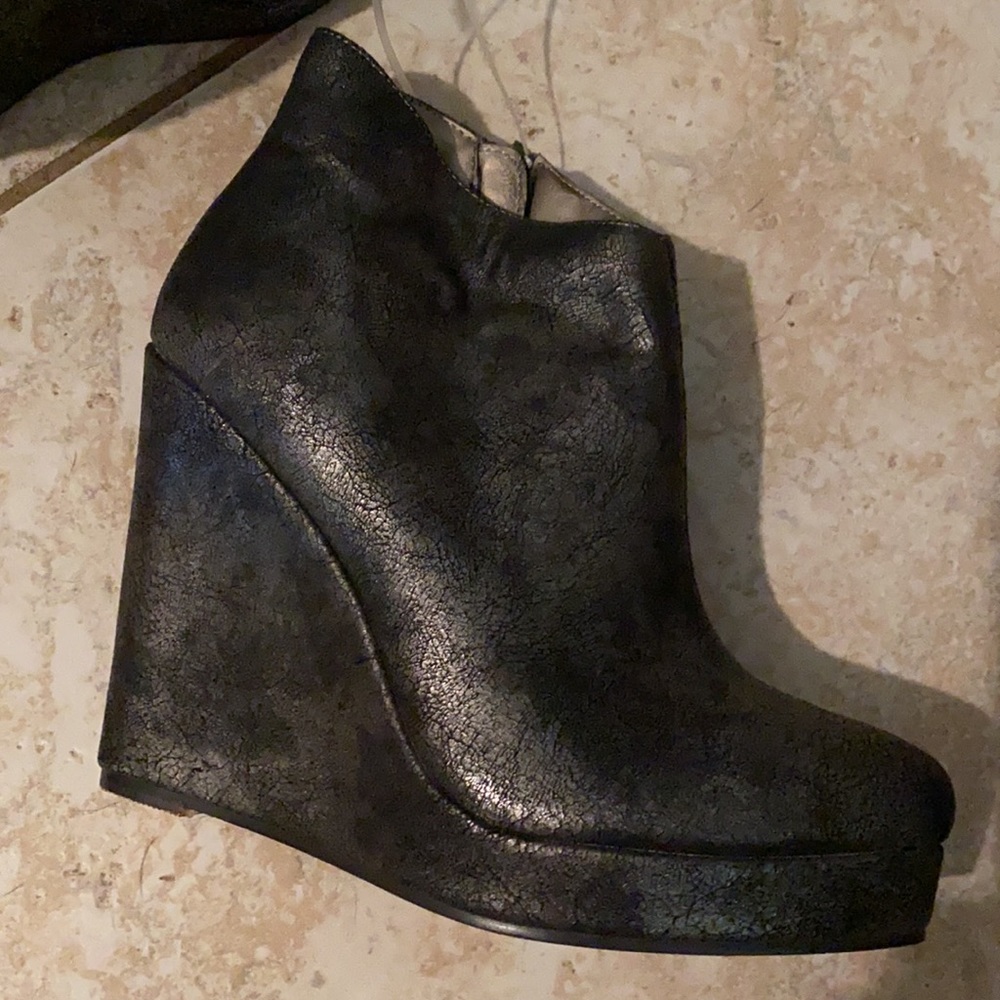 Michael Antonio wedge book sz 8
